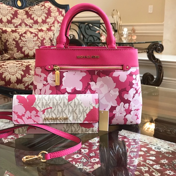 Michael Kors Handbags - 2pcs Michael Kors xs hailee handbag&wallet Set